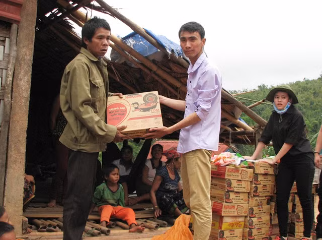 Trao quà cho người dân bản Tuộc