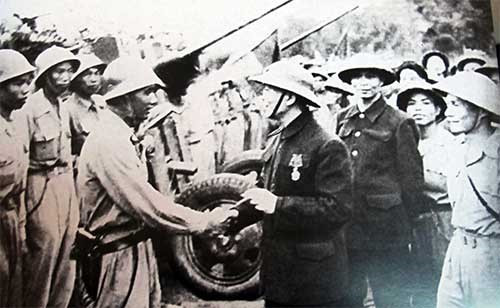 Đại tướng Võ Nguyên Giáp thăm và kiểm tra bộ đội pháo binh trong Chiến dịch Điện Biên Phủ. Đại tướng Võ Nguyên Giáp thăm và kiểm tra bộ đội pháo binh trong Chiến dịch Điện Biên Phủ.
