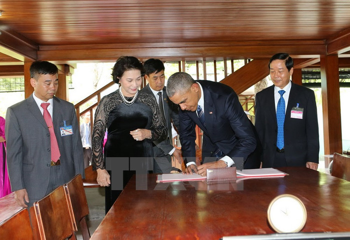 Ảnh: Tổng thống Hoa Kỳ Obama thăm nhà sàn, ao cá Bác Hồ ảnh 7 Ảnh: Tổng thống Hoa Kỳ Obama thăm nhà sàn, ao cá Bác Hồ ảnh 7