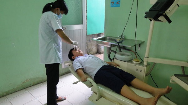 Nhọc nhằn khi vừa là giáo viên chủ nhiệm vừa là nhân viên y tế (Ảnh: tuoitre.vn) Nhọc nhằn khi vừa là giáo viên chủ nhiệm vừa là nhân viên y tế (Ảnh: tuoitre.vn)