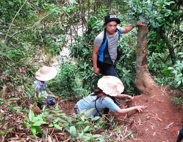 “Bò” qua dốc Giếng, con dốc khó khăn và nguy hiểm nhất khi đến bản Aky