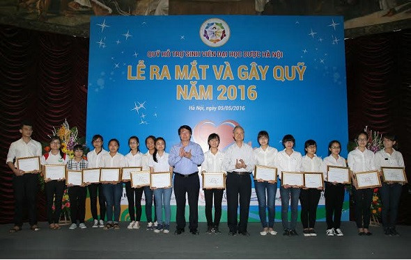 TS Trương Quốc Cường (áo xanh), Cục trưởng Cục Quản lý Dược và GS.TS Phạm Thanh Kỳ, Nguyên Hiệu trưởng Đại học Dược Hà Nội trao học bổng cho sinh viên TS Trương Quốc Cường (áo xanh), Cục trưởng Cục Quản lý Dược và GS.TS Phạm Thanh Kỳ, Nguyên Hiệu trưởng Đại học Dược Hà Nội trao học bổng cho sinh viên