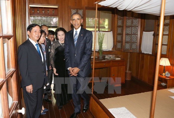 Ảnh: Tổng thống Hoa Kỳ Obama thăm nhà sàn, ao cá Bác Hồ ảnh 5 Ảnh: Tổng thống Hoa Kỳ Obama thăm nhà sàn, ao cá Bác Hồ ảnh 5