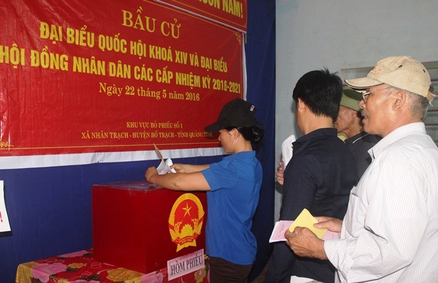 Nhiều ngư dân ở xã Nhân Trạch (huyện Bố Trạch) đã tranh thủ đi biển về sớm để đi bỏ phiếu (Ảnh: Thủy Phan) Nhiều ngư dân ở xã Nhân Trạch (huyện Bố Trạch) đã tranh thủ đi biển về sớm để đi bỏ phiếu (Ảnh: Thủy Phan)