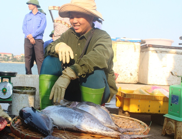 Nhiều tiểu thương phấn khởi khi bày bán cá biển. (Ảnh: Thủy Phan) Nhiều tiểu thương phấn khởi khi bày bán cá biển. (Ảnh: Thủy Phan)