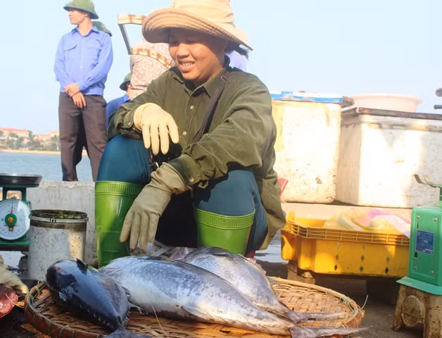 Nhiều tiểu thương phấn khởi khi bày bán cá biển. (Ảnh: Thủy Phan)