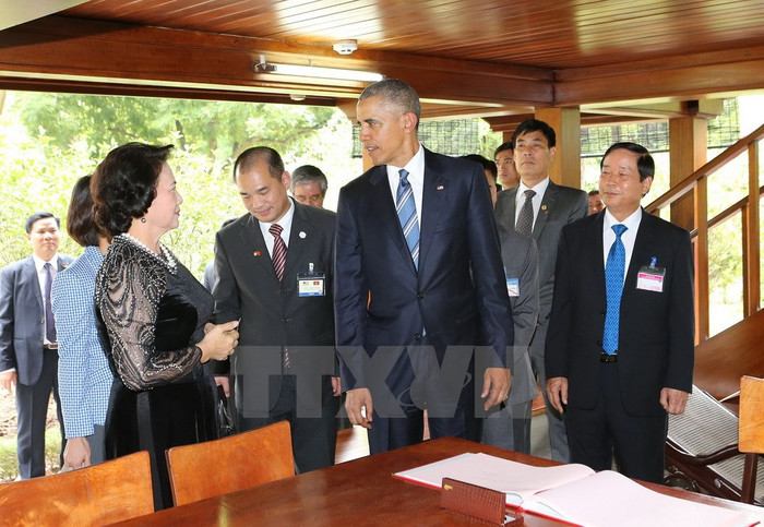 Ảnh: Tổng thống Hoa Kỳ Obama thăm nhà sàn, ao cá Bác Hồ ảnh 6 Ảnh: Tổng thống Hoa Kỳ Obama thăm nhà sàn, ao cá Bác Hồ ảnh 6