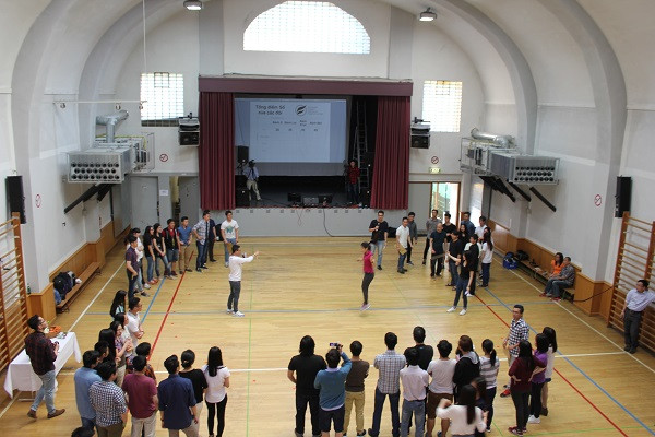 Nhảy dây là trò chơi khá quen thuộc nhưng lại mang đến những trận cười thật sảng khoái.