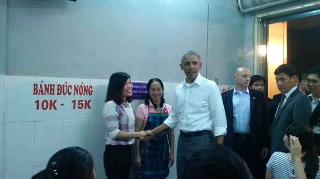 Ông Obama thong dong vào hàng bún chả trên phố Lê Văn Hưu ảnh 1 Ông Obama thong dong vào hàng bún chả trên phố Lê Văn Hưu ảnh 1