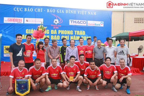 Các đội bóng chụp ảnh lưu niệm trước khi ra sân Các đội bóng chụp ảnh lưu niệm trước khi ra sân