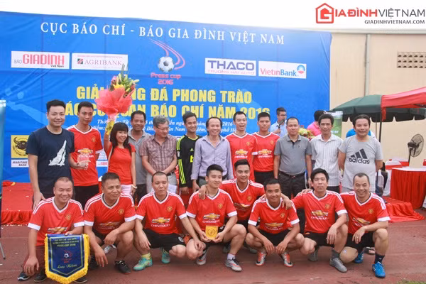 Các đội bóng chụp ảnh lưu niệm trước khi ra sân