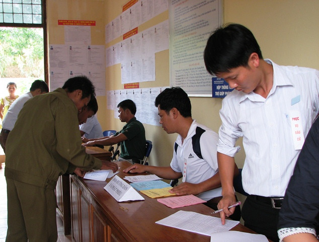 Người dân nhận phiếu chuẩn bị bầu cử (Ảnh: Thủy Phan)