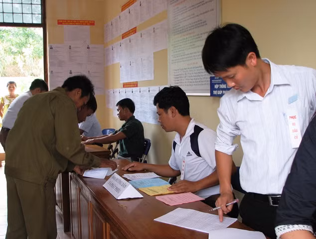 Người dân nhận phiếu chuẩn bị bầu cử (Ảnh: Thủy Phan)