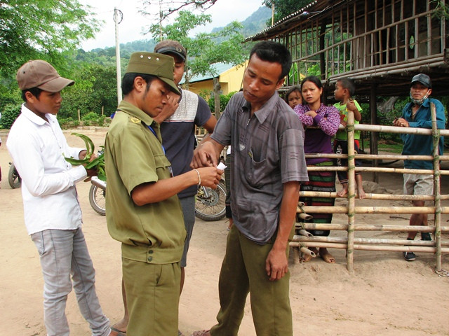 Ngay khi phát hiện 3 cử tri chưa đến điểm bầu cử, Hội đồng bầu cử đã cử cán bộ đến tận nơi thông báo và chở người dân đến bỏ phiếu đúng theo quy định (Ảnh: Thủy Phan)