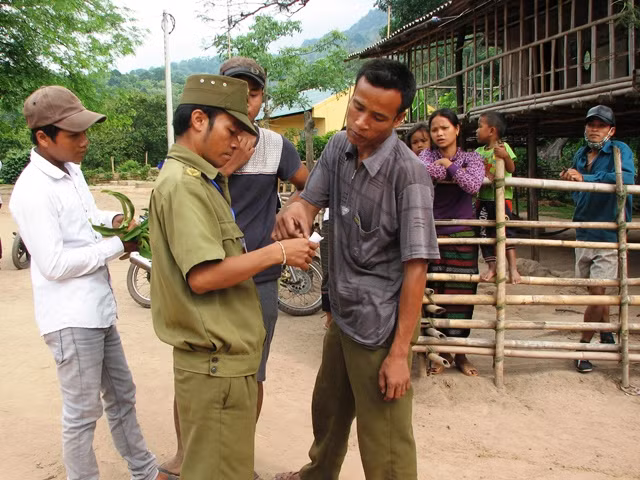 Ngay khi phát hiện 3 cử tri chưa đến điểm bầu cử, Hội đồng bầu cử đã cử cán bộ đến tận nơi thông báo và chở người dân đến bỏ phiếu đúng theo quy định (Ảnh: Thủy Phan)