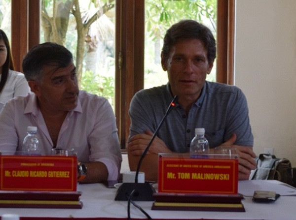 Ông Tom Malinowski, Trợ lý Ngoại trưởng Mỹ: “Tổng thống Obama sẽ cảm thấy ghen tỵ với chúng tôi vì không thể thực hiện được chuyến thám hiểm Sơn Đoòng lần này” (Ảnh: Hải Sâm) Ông Tom Malinowski, Trợ lý Ngoại trưởng Mỹ: “Tổng thống Obama sẽ cảm thấy ghen tỵ với chúng tôi vì không thể thực hiện được chuyến thám hiểm Sơn Đoòng lần này” (Ảnh: Hải Sâm)