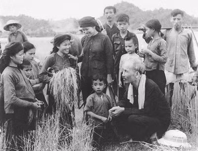 Lời dạy của Bác Hồ: “Không sợ thiếu chỉ sợ không công bằng. Không sợ nghèo chỉ sợ lòng dân không yên." (Ảnh: baochinhphu.vn)