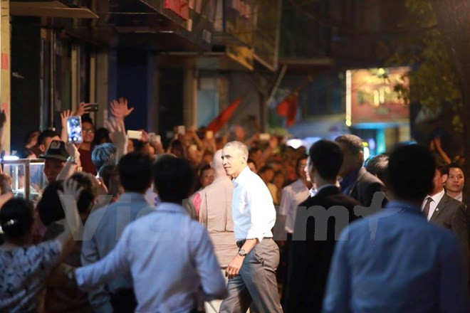 Ông Obama thong dong vào hàng bún chả trên phố Lê Văn Hưu ảnh 8 Ông Obama thong dong vào hàng bún chả trên phố Lê Văn Hưu ảnh 8
