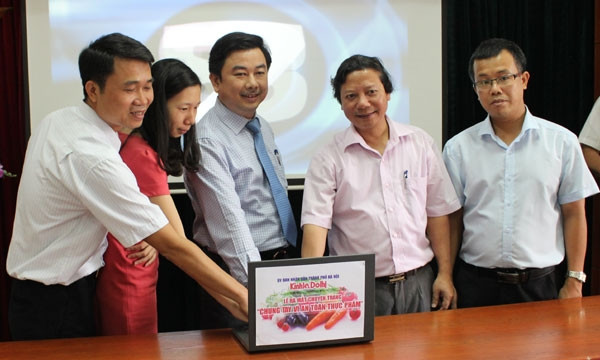 Tổng Biên tập Báo Kinh tế & Đô thị cùng đại diện các đơn vị bấm nút ra mắt chuyên trang. Tổng Biên tập Báo Kinh tế & Đô thị cùng đại diện các đơn vị bấm nút ra mắt chuyên trang.