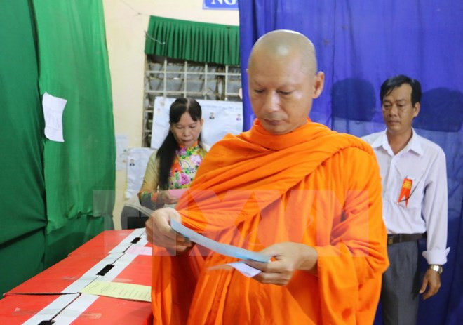 Thượng tọa Sơn Ngọc Huynh, Ủy viên Hội đồng Trị sự Giáo hội Phật giáo Việt Nam, Chủ tịch Hội Đoàn kết sư sãi yêu nước tỉnh Vĩnh Long thực hiện quyền công dân tại tổ bầu cử số 3, xã Trung Thành, huyện Vũng Liêm.