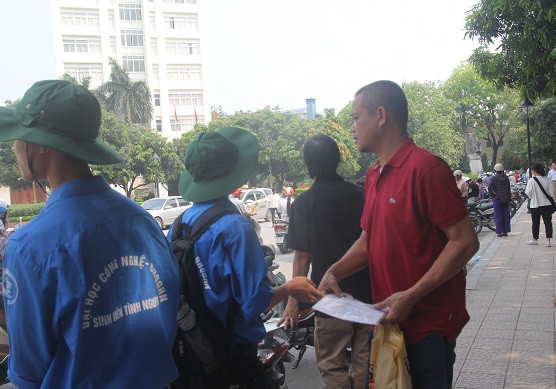 Thanh niên tình nguyện tận tình chỉ dẫn giúp phụ huynh học sinh Thanh niên tình nguyện tận tình chỉ dẫn giúp phụ huynh học sinh