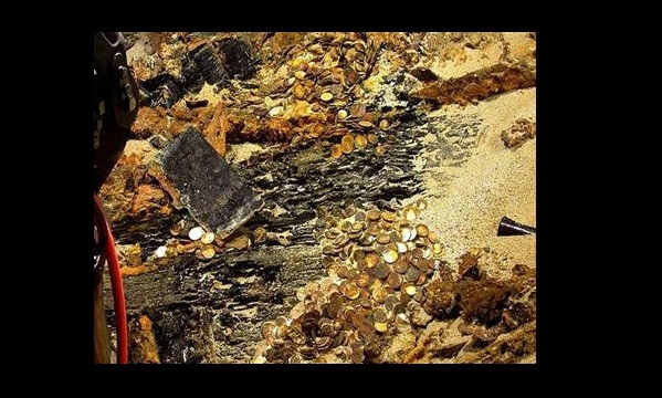 Sau nhiều ngày chiến đấu ác liệt, Cortes ra lệnh cho quân của mình vơ vét và gói ghém vàng bạc, châu báu của vua Montezuma để chạy trốn khỏi thành vào ban đêm nhưng họ không đi được bao xa thì bị người Aztec đuổi kịp khi chạy tới hồ Tezcuco. Để cố giữ lại mạng sống, Cortes và tay chân đã nhanh chóng ném các chiến lợi phẩm bao gồm vàng, bạc, đồ trang sức... xuống hồ Tezcuco – nay đang la liệt xác người Tây Ban Nha. Đúng 1 năm sau Cortes quay lại để chiếm kho báu khổng lồ. Khi nghe phong phanh về tin quân của Cortes đang tới gần, người dân thành Tenochtitlán đã bí mật chôn số tài sản còn lại xung quanh hồ Tezcuco. Ngày nay, kho báu của vua Montezuma bị mất tích gần 5 thế kỷ qua vẫn được chôn ở đâu đó trong những vũng bùn ở ngoại ô thành phố Mexico. Rất nhiều kẻ săn lùng đã cất công mò mẫn nhưng đều thất bại, thậm chí một cựu tổng thống Mexico đã cho tiến hành nạo vét lòng hồ nhưng cũng không tìm ra kho báu.