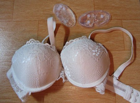 Một chiếc áo ngực có phát hiện túi dung dịch và hạt nhựa. (Ảnh: Vietnamnet) Một chiếc áo ngực có phát hiện túi dung dịch và hạt nhựa. (Ảnh: Vietnamnet)