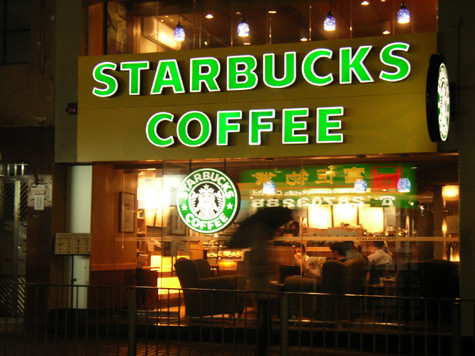 Starbucks rất giỏi trong việc đem lại những trải nghiệm hiện đại, thời thượng và sành điệu đến cho các khách hàng của mình và điều này Trung Nguyên cần phải học hỏi.