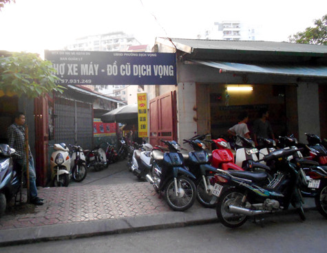 Chợ xe cũ Hà Nội vắng tanh, vắng ngắt, không một bóng người.