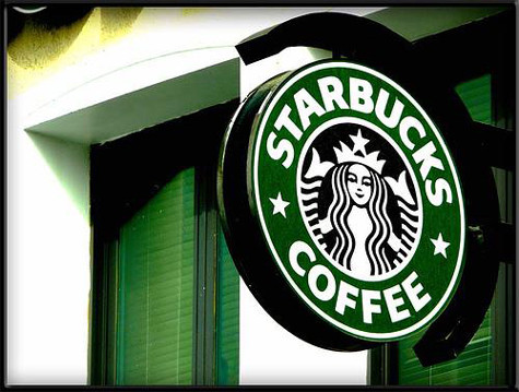 Ông Nguyễn Thế Khoa - quản lý thương mại của Starbucks tại Việt Nam khẳng định: Nếu nói Starbucks phục vụ thứ nước “pha mùi vị cà phê với đường" thì hoàn toàn sai. Ông Nguyễn Thế Khoa - quản lý thương mại của Starbucks tại Việt Nam khẳng định: Nếu nói Starbucks phục vụ thứ nước “pha mùi vị cà phê với đường" thì hoàn toàn sai.