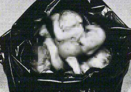 Công việc cần mẫn mà họ đã làm suốt 3 năm nay, bất kể ngày mưa, ngày nắng, bất kể ốm đau, bệnh tật đó là thu nhặt các thai nhi bị phụ huynh vứt bỏ ngay khi còn nằm trong bụng mẹ hoặc vừa mới chào đời. (Ảnh chụp thai nhi bị vứt bỏ trong các bao ni lông đen) Công việc cần mẫn mà họ đã làm suốt 3 năm nay, bất kể ngày mưa, ngày nắng, bất kể ốm đau, bệnh tật đó là thu nhặt các thai nhi bị phụ huynh vứt bỏ ngay khi còn nằm trong bụng mẹ hoặc vừa mới chào đời. (Ảnh chụp thai nhi bị vứt bỏ trong các bao ni lông đen)