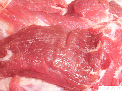 Người tiêu dùng rất khó nhận biết loại thịt heo có tồn dư chất an thần, chỉ có các xét nghiệm mới biết được. Về việc này, các trạm thú y thừa nhận: có thể kiểm soát bằng cách tăng cường kiểm tra các lò giết mổ chính quy nhưng các lò giết mổ lậu thì chịu thua. (Ảnh minh họa) Người tiêu dùng rất khó nhận biết loại thịt heo có tồn dư chất an thần, chỉ có các xét nghiệm mới biết được. Về việc này, các trạm thú y thừa nhận: có thể kiểm soát bằng cách tăng cường kiểm tra các lò giết mổ chính quy nhưng các lò giết mổ lậu thì chịu thua. (Ảnh minh họa)