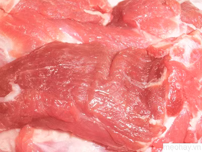 Người tiêu dùng rất khó nhận biết loại thịt heo có tồn dư chất an thần, chỉ có các xét nghiệm mới biết được. Về việc này, các trạm thú y thừa nhận: có thể kiểm soát bằng cách tăng cường kiểm tra các lò giết mổ chính quy nhưng các lò giết mổ lậu thì chịu thua. (Ảnh minh họa)