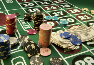 Theo dự thảo Nghị định về quản lý casino và trò chơi điện tử có thưởng mà bộ Tài Chính vừa trình Chính phủ gần đây, người Việt vẫn không được vào casino. Theo dự thảo Nghị định về quản lý casino và trò chơi điện tử có thưởng mà bộ Tài Chính vừa trình Chính phủ gần đây, người Việt vẫn không được vào casino.