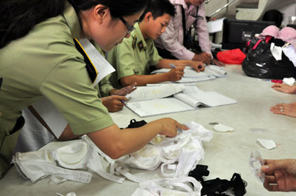 Theo Chi cục Quản lý thị trường Đà Nẵng, dự kiến tuần sau sẽ có kết quả kiểm nghiệm chất lạ trong áo nịt ngực Trung Quốc (Ảnh: Bửu Lân) Theo Chi cục Quản lý thị trường Đà Nẵng, dự kiến tuần sau sẽ có kết quả kiểm nghiệm chất lạ trong áo nịt ngực Trung Quốc (Ảnh: Bửu Lân)