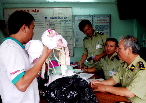 Số áo ngực vừa bị cơ quan chức năng Đà Nẵng thu giữ. Ảnh: Tú Anh. Số áo ngực vừa bị cơ quan chức năng Đà Nẵng thu giữ. Ảnh: Tú Anh.