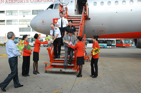 Jetstar Pacific vừa nhận thêm một chiếc Airbus A320 tại sân bay Tân Sơn Nhất, bắt đầu khai thác hầu hết bằng máy bay A320 trên các đường bay nội địa Việt Nam. Jetstar Pacific vừa nhận thêm một chiếc Airbus A320 tại sân bay Tân Sơn Nhất, bắt đầu khai thác hầu hết bằng máy bay A320 trên các đường bay nội địa Việt Nam.