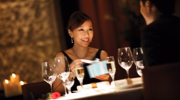 Vào đêm Giáng sinh (24/12), mọi người có thể quên đi cái lạnh của mùa đông và ấm lên cùng với Gluwein, Gluekirsch và thực đơn cocktail mùa đông đặc biệt của Intercontinental khi bạn thưởng thức quang cảnh đẹp nhất của Hà Nội từ Sunset Bar. Với vị trí đặc biệt lãng mạn trên mặt nước hồ Tây Sunset Bar sẽ mang lại cho bạn một buổi tối thoải mái đáng nhớ bên gia đình và bè bạn.