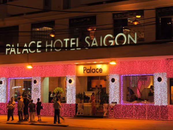 Một cách trang trí khác để chào đón Giáng sinh của khách sạn tại Sài Gòn, Giáng sinh hồng tại Palace Hotel Saigon.