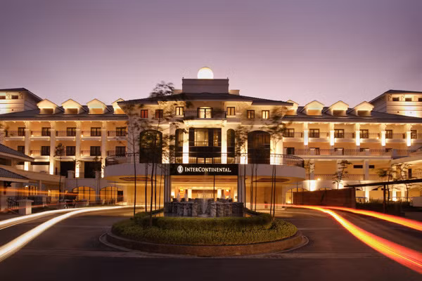 Tại “khách sạn nổi” 5 sao Intercontinental Hanoi Westlake, không khí mùa lễ hội đã bắt đầu với việc chuẩn bị những bữa tiệc Giáng sinh gia đình diễn ra tại Grand Ballroom Intercontinental Hanoi Westlake.