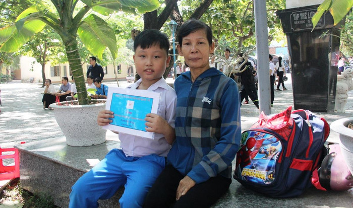 Niềm vui của hai mẹ con chị Nguyễn Thị Huệ khi nhận được học bổng. Ảnh: TT Niềm vui của hai mẹ con chị Nguyễn Thị Huệ khi nhận được học bổng. Ảnh: TT