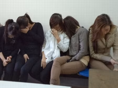 Phá ổ mại dâm 9x núp bóng quán karaoke