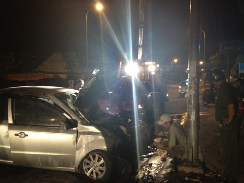 Nhiều người dân đang ngủ nghe tiếng nổ thức giấc và chạy ra ngoài xem đã chứng kiến xe Gentra bốc lửa cháy ngùn ngụt. Nhìn thấy 3 người ngồi trong xe kêu cứu, một số người dân đã đập cửa kính để cứu người. Nhiều người dân đang ngủ nghe tiếng nổ thức giấc và chạy ra ngoài xem đã chứng kiến xe Gentra bốc lửa cháy ngùn ngụt. Nhìn thấy 3 người ngồi trong xe kêu cứu, một số người dân đã đập cửa kính để cứu người.