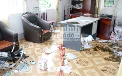 Bí thư Đảng ủy xã Yên Lộc, ông Dương Trí Điềm cho hay, nguyên nhân ban đầu là do đối tượng Đặng Công (khoảng 30 tuổi, ở xóm Tràng Sơn-Yên Lộc) ủi chiếm phần đất thuộc quản lý của UBND xã. Khi cán bộ xã xuống nhắc nhở thì bị Công gây rối và chống đối. Sau sự việc đó, ngày 13/8, Công an huyện Can Lộc triệu tập đối tượng lên để làm rõ, đến khoảng 15h chiều hôm qua (14/8) người nhà của Công kéo đến gây áp lực với UBND xã, yêu cầu Công an huyện phải thả người. Ảnh: Phòng làm việc tại trụ sở UBND xã bị phá nát Bí thư Đảng ủy xã Yên Lộc, ông Dương Trí Điềm cho hay, nguyên nhân ban đầu là do đối tượng Đặng Công (khoảng 30 tuổi, ở xóm Tràng Sơn-Yên Lộc) ủi chiếm phần đất thuộc quản lý của UBND xã. Khi cán bộ xã xuống nhắc nhở thì bị Công gây rối và chống đối. Sau sự việc đó, ngày 13/8, Công an huyện Can Lộc triệu tập đối tượng lên để làm rõ, đến khoảng 15h chiều hôm qua (14/8) người nhà của Công kéo đến gây áp lực với UBND xã, yêu cầu Công an huyện phải thả người. Ảnh: Phòng làm việc tại trụ sở UBND xã bị phá nát