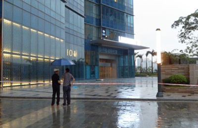 Gió giật bay kính bảo vệ tầng 22 tòa nhà Keangnam ảnh 1 Gió giật bay kính bảo vệ tầng 22 tòa nhà Keangnam ảnh 1