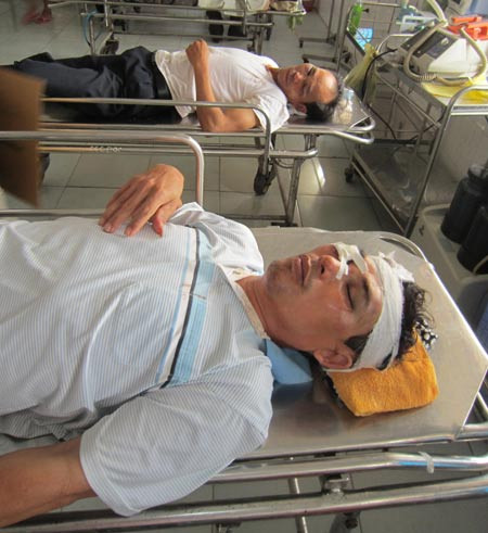 Khoảng 5h chiều ngày 14/8 đến 3h sáng hôm nay (15/8), hàng trăm người dân ở xã Yên Lộc- huyện Can Lộc (Hà Tĩnh) kéo đến vây hãm, đập phá trụ sở UBND xã, không chế bắt người và hành hung Trưởng công an huyện, Chủ tịch và Phó chủ tịch xã Yên Lộc phải nhập viện cấp cứu. Khoảng 5h chiều ngày 14/8 đến 3h sáng hôm nay (15/8), hàng trăm người dân ở xã Yên Lộc- huyện Can Lộc (Hà Tĩnh) kéo đến vây hãm, đập phá trụ sở UBND xã, không chế bắt người và hành hung Trưởng công an huyện, Chủ tịch và Phó chủ tịch xã Yên Lộc phải nhập viện cấp cứu.