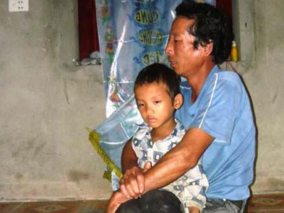 Anh Thao thẫn thờ bên đứa con trai út