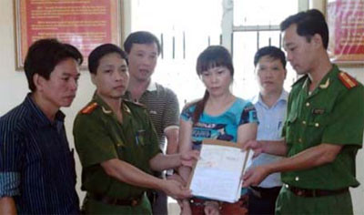 Bộ Công an bàn giao đối tượng Luyến cho Công an tỉnh Yên Bái. Bộ Công an bàn giao đối tượng Luyến cho Công an tỉnh Yên Bái.