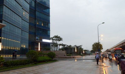 Gió giật bay kính bảo vệ tầng 22 tòa nhà Keangnam ảnh 3 Gió giật bay kính bảo vệ tầng 22 tòa nhà Keangnam ảnh 3