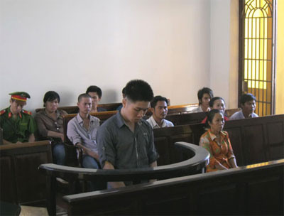 Ghen… giùm bạn rồi đâm chết một người không liên quan ảnh 1